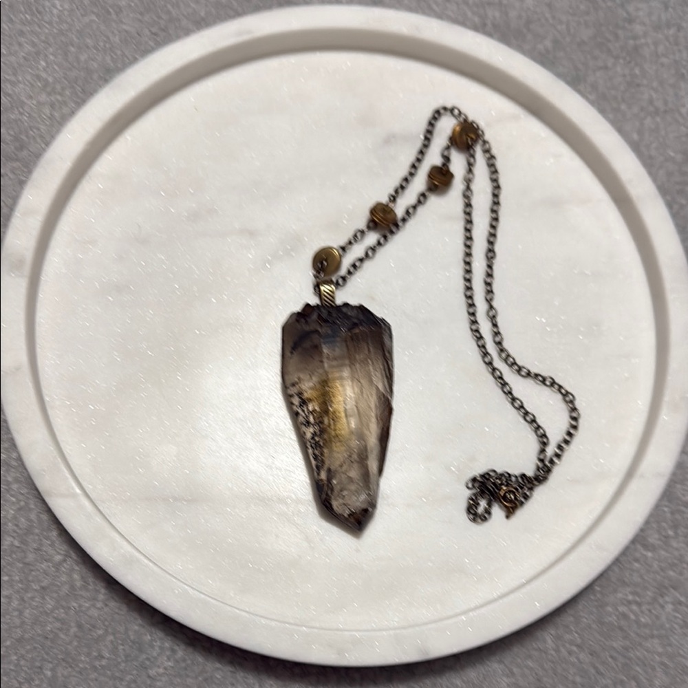Elegant Gold and Brown Pendant Necklace
